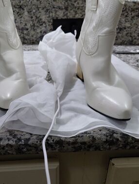 White Women's Western-Inspired Ankle Boots - Elegant White Leather Look 9.5 H1.5